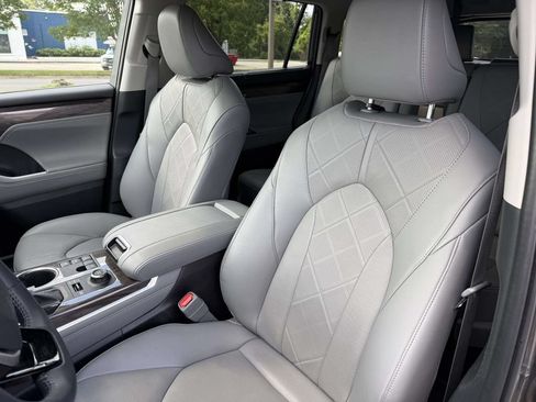 Used 2025 Toyota Highlander Platinum AWD/4WD image 12