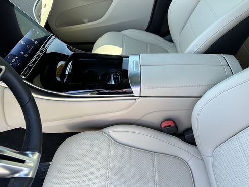 Used 2024 Mercedes-Benz GLC 300 4MATIC image 23
