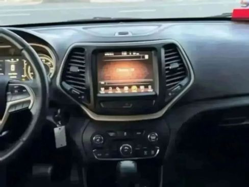 Used 2016 Jeep Cherokee Latitude FWD image 23