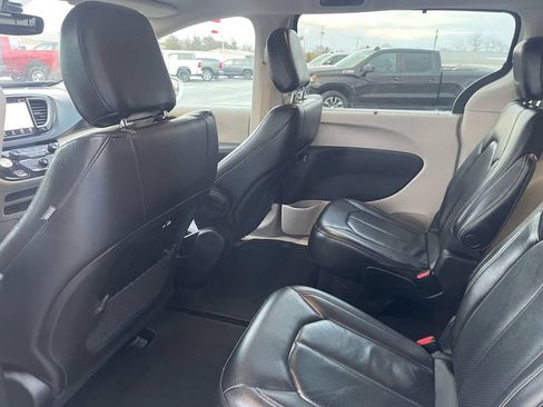 Used 2022 Chrysler Pacifica Touring-L FWD image 14