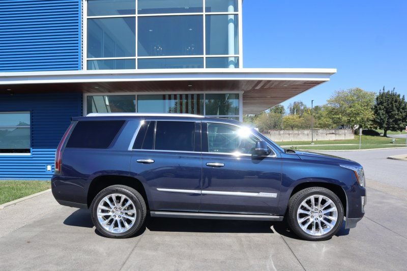Used 2019 Cadillac Escalade Premium Luxury AWD/4WD image 2