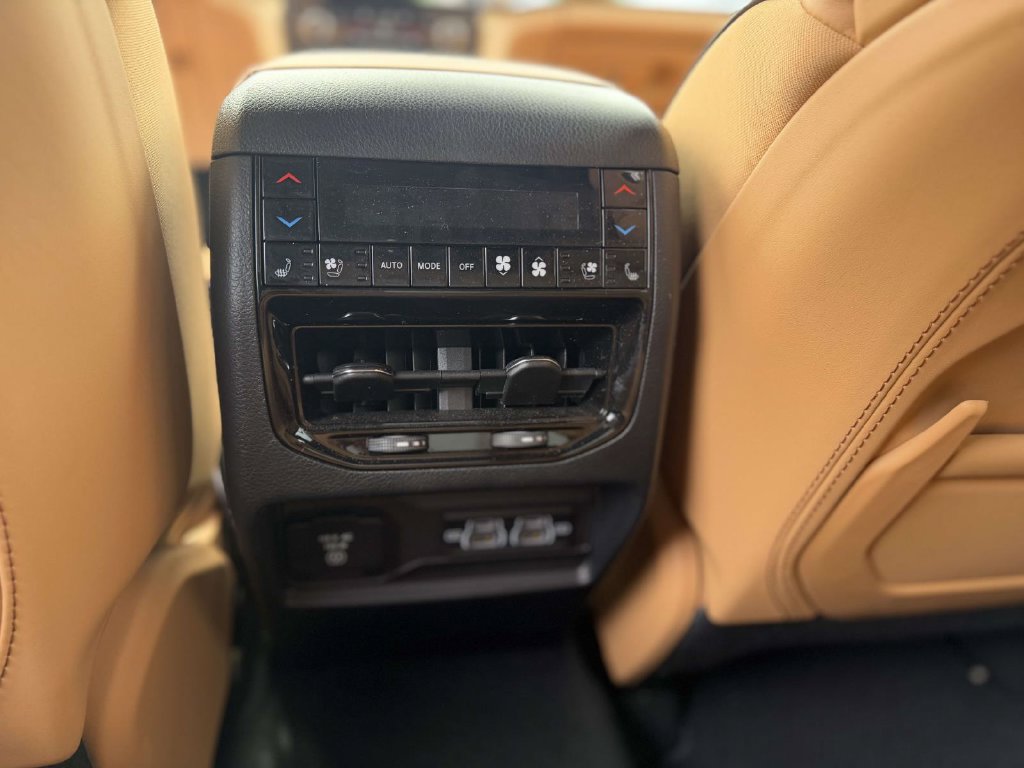 Used 2025 Jeep Grand Cherokee Summit AWD/4WD image 17