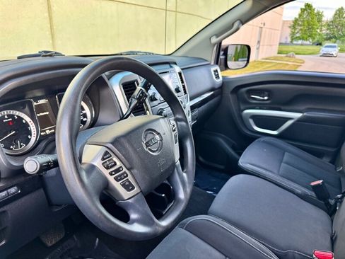 Used 2018 Nissan Titan SV AWD/4WD image 16