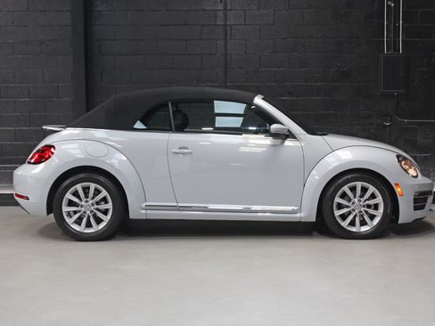 Used 2018 Volkswagen Beetle 2.0T SE FWD image 21
