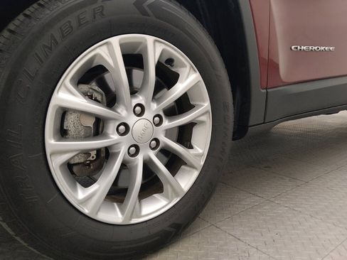 Used 2019 Jeep Cherokee Latitude w/ Popular Appearance Group AWD/4WD image 31