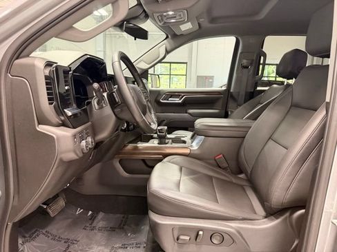 Used 2025 Chevrolet Silverado 1500 LT Trail Boss w/ LT Trail Boss Premium Package AWD/4WD image 28