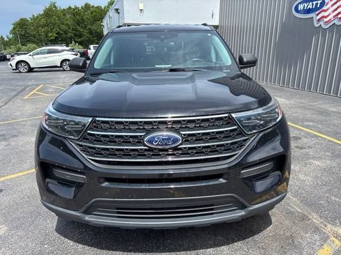Used 2023 Ford Explorer XLT AWD/4WD image 2