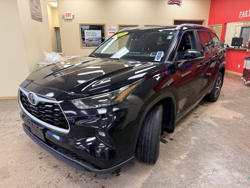 Used 2023 Toyota Highlander XLE AWD/4WD image 3