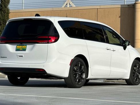 New 2026 Chrysler Pacifica Select image 4