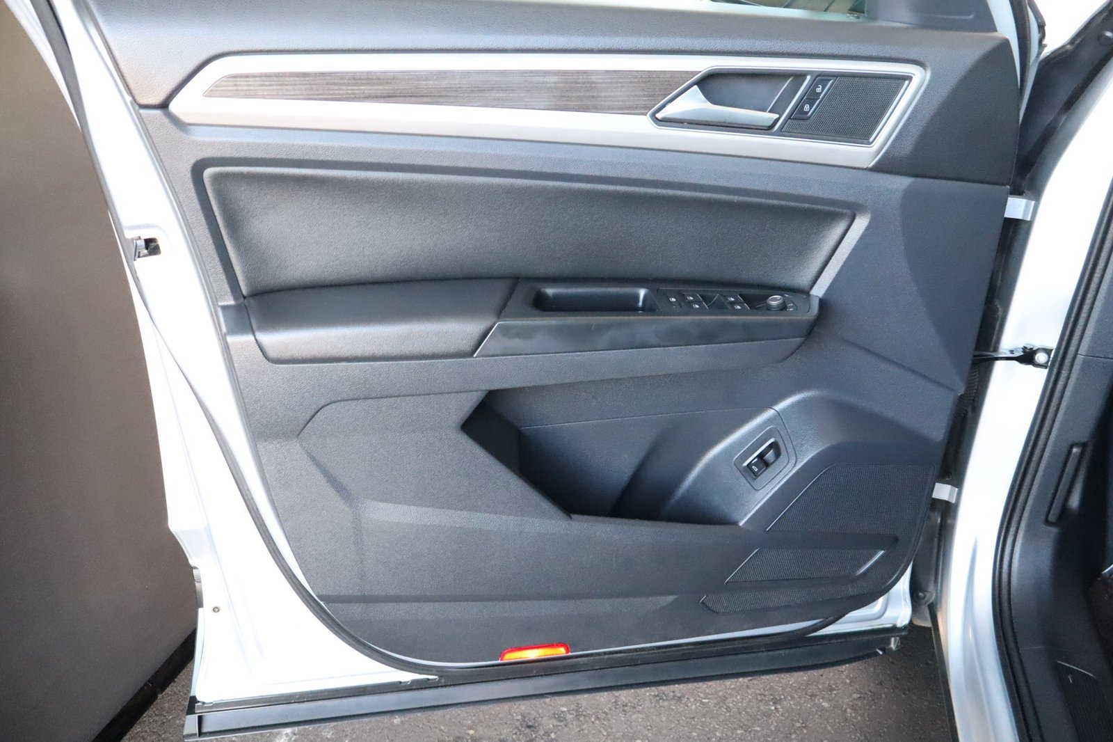 Used 2019 Volkswagen Atlas SE w/ Panoramic Sunroof Package FWD image 18