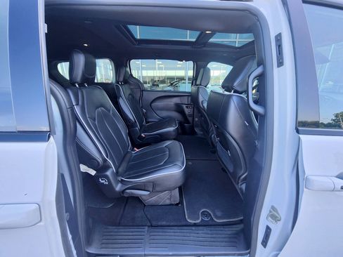 Used 2025 Chrysler Pacifica Limited FWD image 44