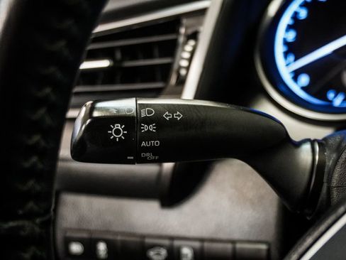 Used 2019 Toyota Camry SE image 19