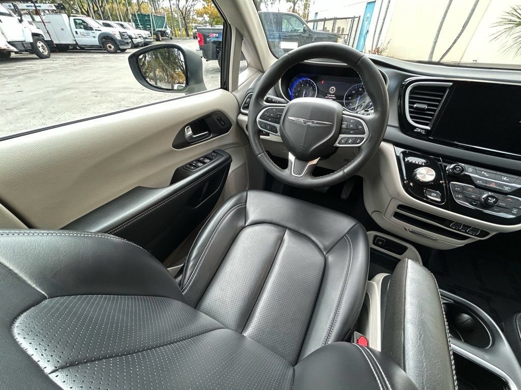 Used 2023 Chrysler Pacifica Touring-L FWD image 8