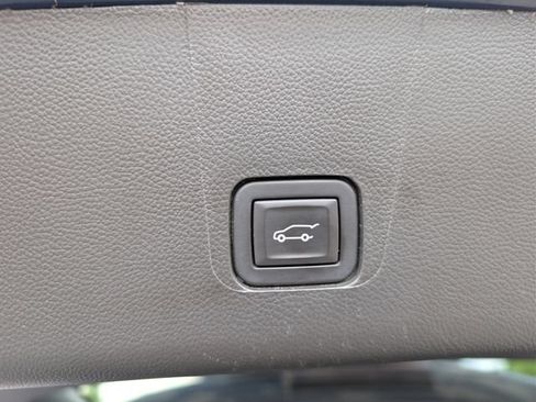 Used 2023 Chevrolet Traverse LT FWD image 21