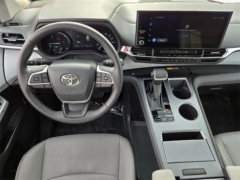 Used 2025 Toyota Sienna XLE image 15