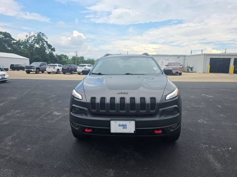 Used 2018 Jeep Cherokee Trailhawk AWD/4WD image 2