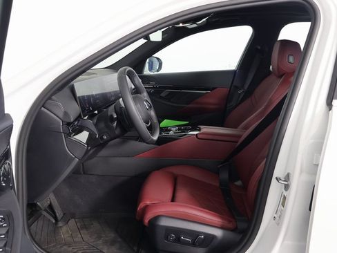 Used 2025 BMW 530i w/ Premium Package RWD image 9
