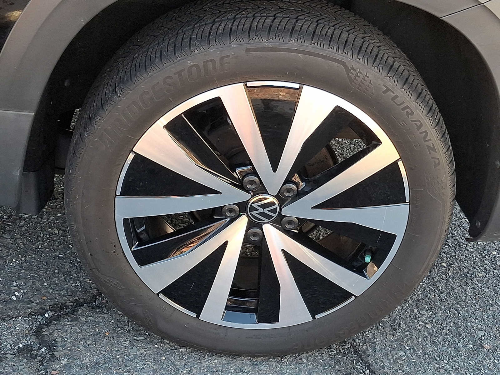 Used 2024 Volkswagen Taos SE w/ Panoramic Sunroof Package FWD image 7