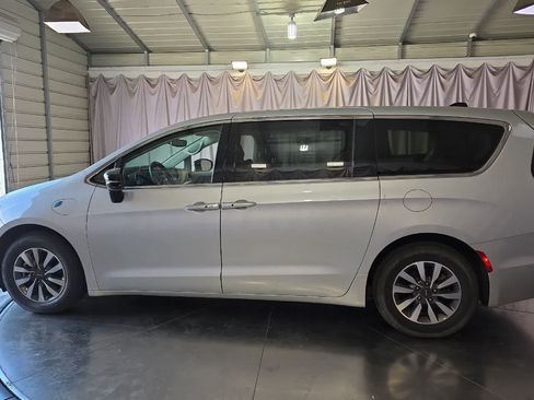 Used 2024 Chrysler Pacifica Limited FWD image 6