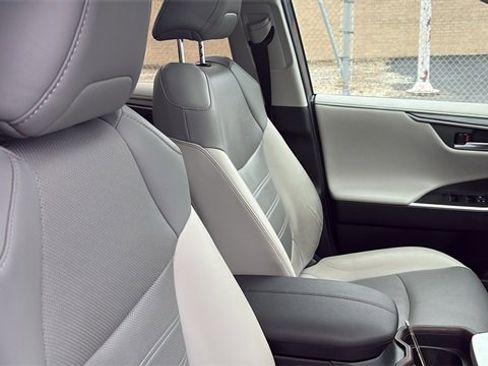 Used 2020 Toyota RAV4 Limited image 33