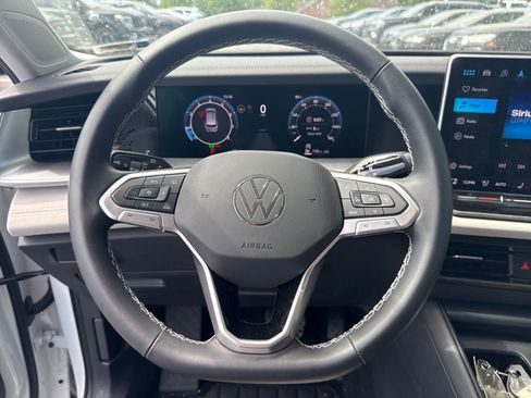 Used 2025 Volkswagen Tiguan SE AWD/4WD image 15