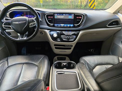 Used 2021 Chrysler Pacifica Touring-L image 18