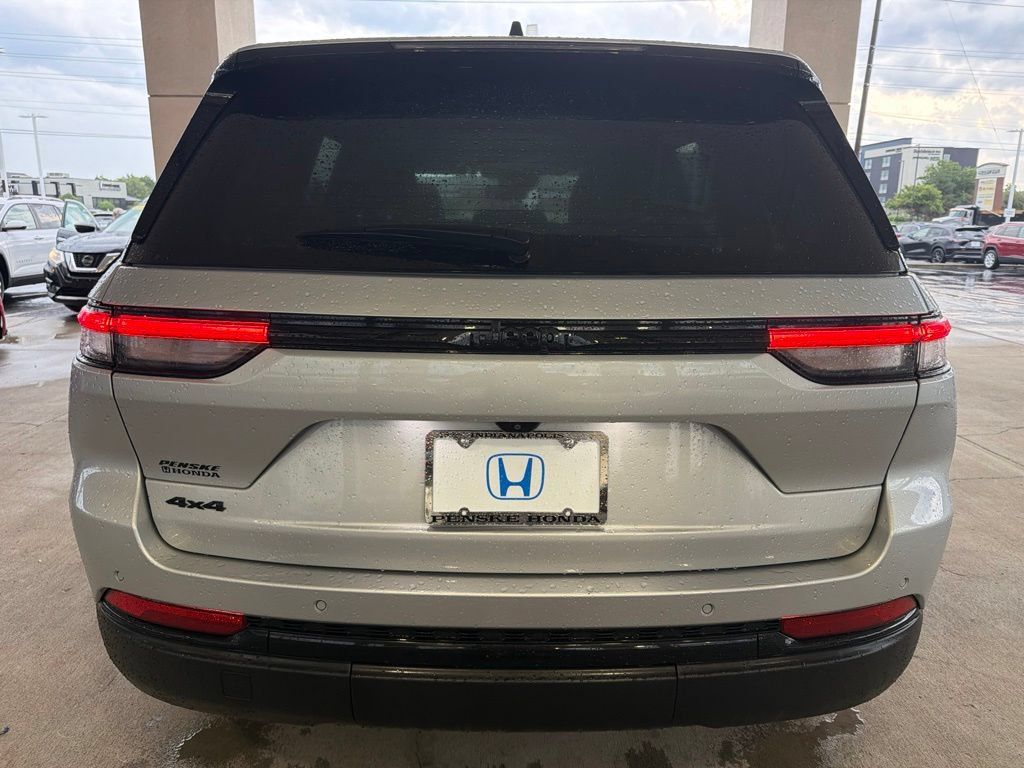 Used 2024 Jeep Grand Cherokee Altitude AWD/4WD image 4