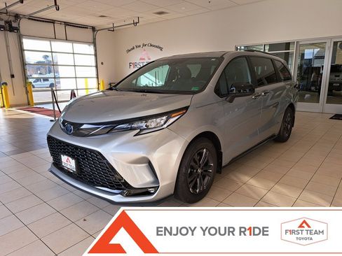 Used 2025 Toyota Sienna XSE image 1