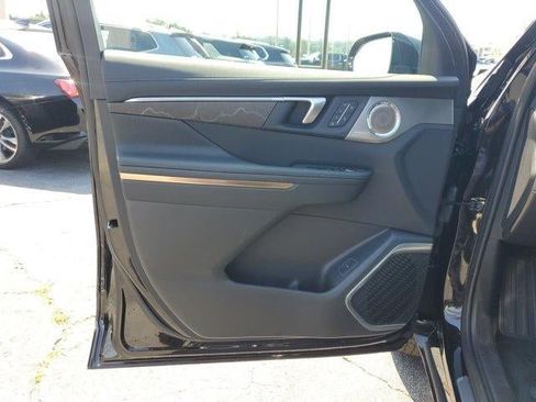 Used 2025 Buick Enclave Avenir FWD image 18