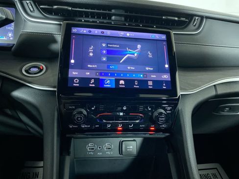 Used 2024 Jeep Grand Cherokee Limited image 27