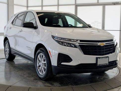 Used 2024 Chevrolet Equinox LS w/ LS Convenience Package image 2