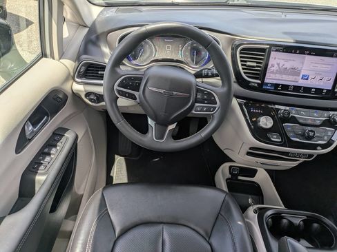 Used 2024 Chrysler Pacifica Touring-L FWD image 14