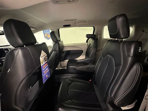 Used 2023 Chrysler Pacifica Touring-L FWD image 18