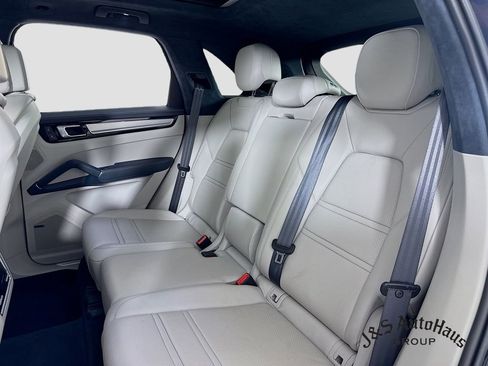 Used 2023 Porsche Cayenne Platinum Edition w/ Premium Package Plus image 28