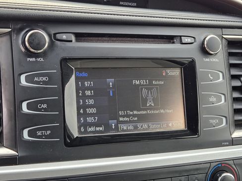 Used 2019 Toyota Highlander LE image 19