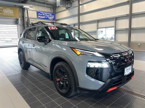 Used 2025 Nissan Rogue SV image 1