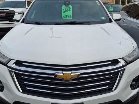 Used 2023 Chevrolet Traverse LT image 2