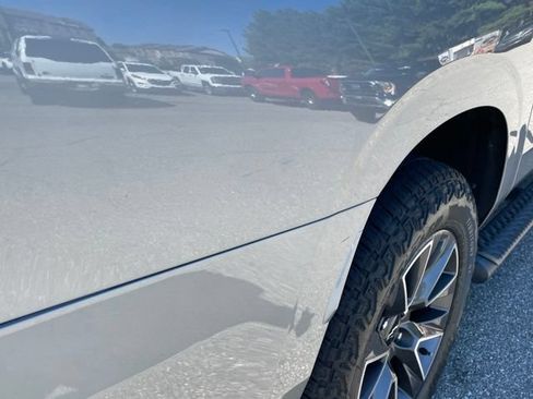 Used 2023 Chevrolet Suburban Z71 w/ Z71 Off-Road Package AWD/4WD image 9