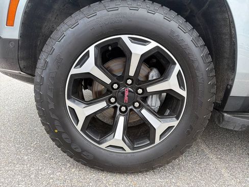 Certified 2025 GMC Yukon XL AT4 AWD/4WD image 28