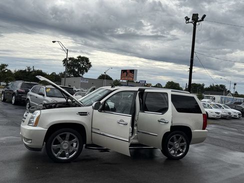 Used 2010 Cadillac Escalade Luxury image 24