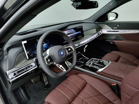 Used 2025 BMW i7 xDrive60 w/ Premium Package image 13