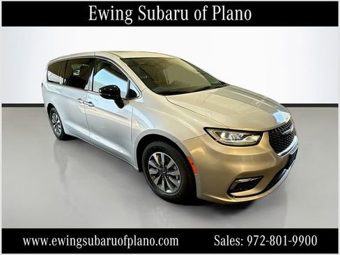 Used 2024 Chrysler Pacifica Limited FWD image 1