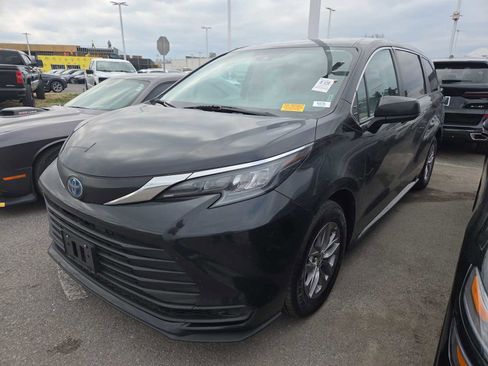 Used 2024 Toyota Sienna LE image 7