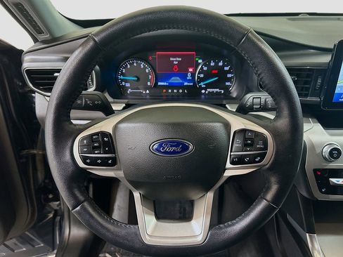 Used 2022 Ford Explorer XLT w/ Equipment Group 202A image 9