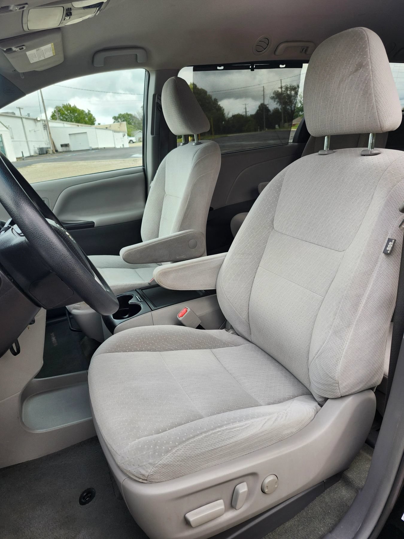 Used 2016 Toyota Sienna LE w/ Four Season Floor Mat Package FWD image 11