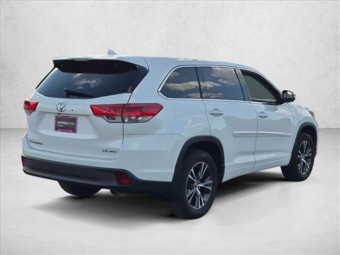 Used 2018 Toyota Highlander Plus w/ Carpet Mat Package (TMS) AWD/4WD image 5
