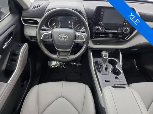 Used 2022 Toyota Highlander XLE FWD image 13