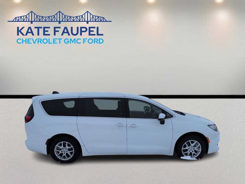 Used 2023 Chrysler Voyager LX FWD image 8