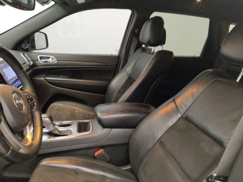 Used 2019 Jeep Grand Cherokee Laredo w/ Laredo X Package image 17