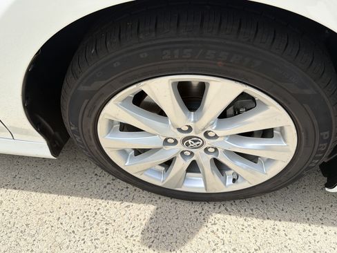 Used 2018 Toyota Camry LE FWD image 12